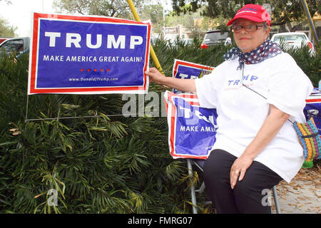 Sarasota, Florida, USA. 9. März 2016. Maryellen Kirkwood hält ein kleines Plakat Werbung US Präsidenten hoffnungsvollen Donald Trump, die in den Vorwahlen der Republikanischen Partei, vor einer Stadt Verwaltungsgebäude in Sarasota, Florida, USA, 9. März 2016 läuft. Kirkwood ist ein leidenschaftlicher Verfechter von Trumpf. Foto: CREIG BEAGHLER/Dpa/Alamy Live News Stockfoto