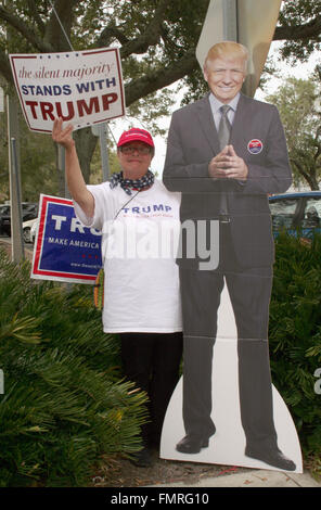 Sarasota, Florida, USA. 9. März 2016. Maryellen Kirkwood steht neben einem lebensgroßen Karton Ausschnitt von uns Präsidenten hoffnungsvollen Donald Trump, die in den Vorwahlen der Republikanischen Partei, vor einer Stadt Verwaltungsgebäude in Sarasota, Florida, USA, 9. März 2016 läuft. Kirkwood ist ein leidenschaftlicher Verfechter von Trumpf. Foto: CREIG BEAGHLER/Dpa/Alamy Live News Stockfoto