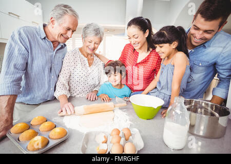 Glückliche Familie, die Herstellung von Brot in Küche Stockfoto