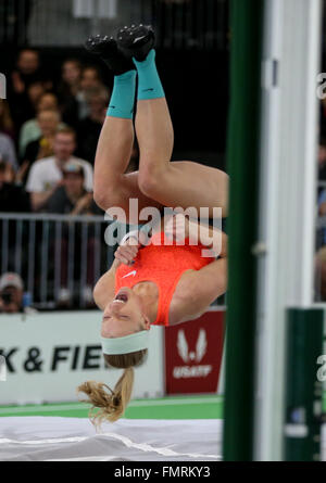 12. März 2016 - hat SANDI MORRIS einen Frontflip in Reaktion auf eine Höhe im Stabhochsprung der Frauen während der 2016 USATF Indoor Championships im Convention Center in Portland, Oregon am 12. März 2016 löschen. Foto von David Blair © David Blair/ZUMA Draht/Alamy Live-Nachrichten Stockfoto