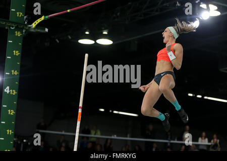 12. März 2016 - löscht SANDI MORRIS eine Höhe um Stabhochsprung der Frauen während der 2016 USATF Indoor Championships im Convention Center in Portland, Oregon am 12. März 2016 zu gewinnen. Foto von David Blair © David Blair/ZUMA Draht/Alamy Live-Nachrichten Stockfoto