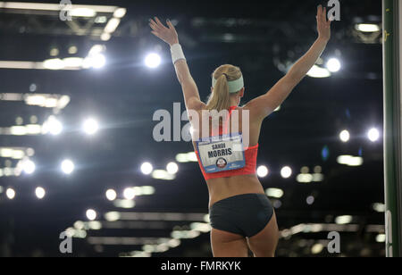 12. März 2016 - winkt SANDI MORRIS die Menge nach ihrem endgültigen Miss im Stabhochsprung der Frauen während der 2016 USATF Indoor Championships im Convention Center in Portland, Oregon am 12. März 2016. Foto von David Blair © David Blair/ZUMA Draht/Alamy Live-Nachrichten Stockfoto