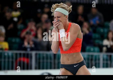 12. März 2016 - reagiert SANDI MORRIS auf eine Höhe im Stabhochsprung der Frauen während der 2016 USATF Indoor Championships im Convention Center in Portland, Oregon am 12. März 2016 löschen. Foto von David Blair © David Blair/ZUMA Draht/Alamy Live-Nachrichten Stockfoto