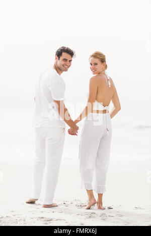 Porträt des glücklichen Paares stehen am Strand Stockfoto