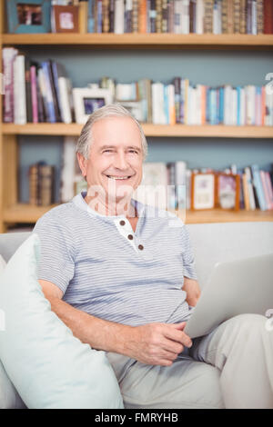 Porträt von glücklicher senior Mann mit laptop Stockfoto