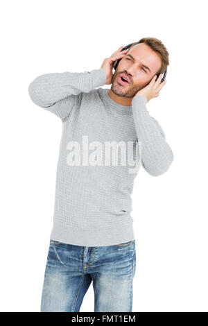 Junger Mann Musik über Kopfhörer hören Stockfoto