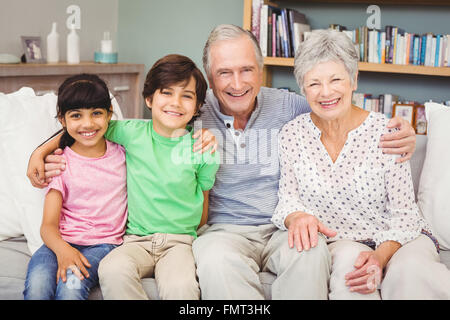 Porträt von glücklichen Enkel mit Großeltern zu Hause Stockfoto