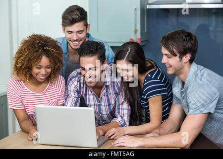 Multi-ethnischen junge Freunde suchen in Laptop auf Tisch Stockfoto