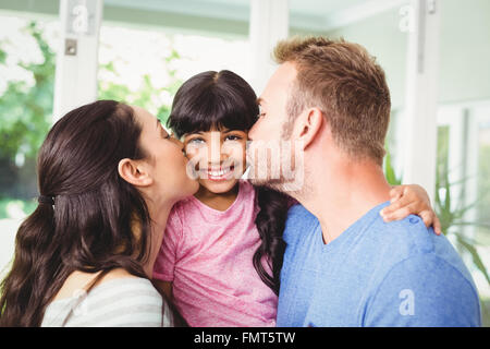Vater und Mutter Tochter küssen Stockfoto