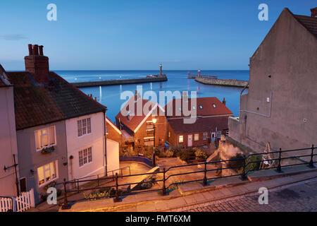 Blick auf den Piers von the199 Maßnahmen, um die Abtei - Whitby, Yorkshire, England, UK Stockfoto