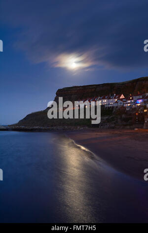 Blick auf Whitby Abtei vom Hafen - Whitby, Yorkshire, England, UK Stockfoto