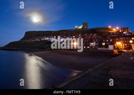 Blick auf Whitby Abtei vom Hafen - Whitby, Yorkshire, England, UK Stockfoto