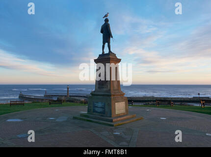 Captain James Cook Denkmal mit Blick auf Hafen von Whitby - Yorkshire, England, UK Stockfoto