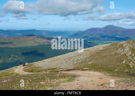 Wanderer auf dem Weg zum Hellvellyn Gipfel von Thirlmere - Lake District, England, UK Stockfoto