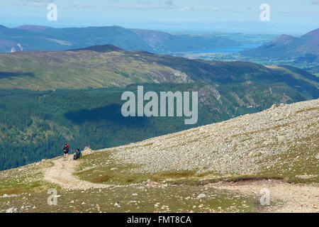 Wanderer auf dem Weg zum Hellvellyn Gipfel von Thirlmere - Lake District, England, UK Stockfoto