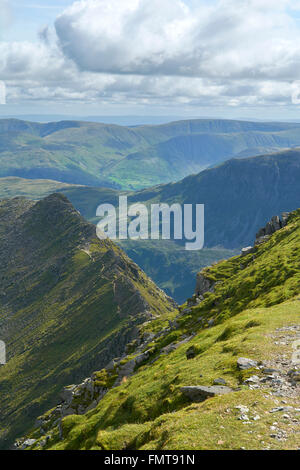 Blick vom Hellvellyn-Gipfel nach unten Striding Edge-Lake District, England, UK Stockfoto