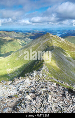 Blick vom Gipfel der Hellvellyn nach unten Swirral Edge - Lake District, England, UK Stockfoto