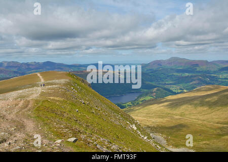 Wanderer auf dem Weg zum Hellvellyn Gipfel von Thirlmere - Lake District, England, UK Stockfoto