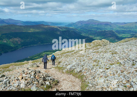 Wanderer auf dem Weg zum Hellvellyn Gipfel von Thirlmere - Lake District, England, UK Stockfoto