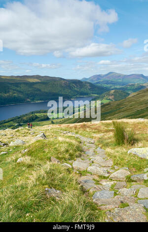 Wanderer auf dem Weg zum Thirlmere Reservoir von Hellvellyn Summit - Lake District, Großbritannien Stockfoto