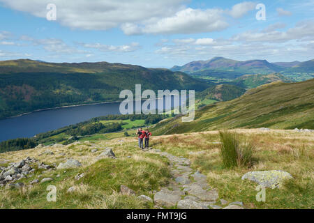 Wanderer auf dem Weg zum Hellvellyn Gipfel von Thirlmere - Lake District, England, UK Stockfoto