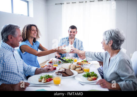 Glückliche Familie zusammen frühstücken Stockfoto