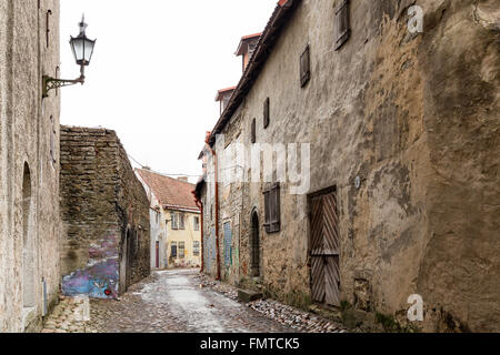 Alten bröckelnden Mauern in den Seitenstraßen von Tallin, Estland Stockfoto