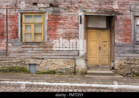 Alte Holz-Fenster, Tür und Wand in Tallinn, Estland Stockfoto