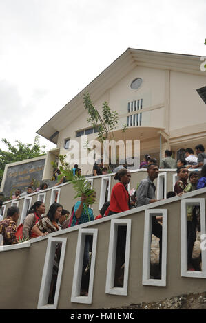 Indonesische christliche marschierten in Richtung der Kirche während der Palmsonntag Messe in der St. Joseph Kirche in Batam, Indonesien, Sonntag (29/3). Stockfoto