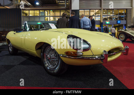 Ein Sportwagen Jaguar E-Type Serie 1 Cabrio, 1964. Stockfoto