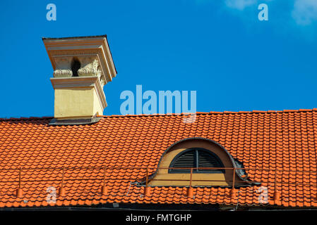 Dach des Gebäudes an einem sonnigen Tag mit roten Ziegeln gedeckt Stockfoto