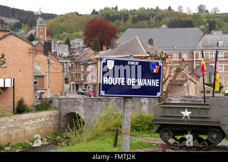 Melden Sie Route de Wanne vor einem Packkisten, ein WW2-Denkmal der 30. Infanterie-Division - in der Nähe der Brücke von Stavelot, Belgien Stockfoto