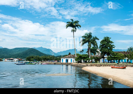 RIO DE JANEIRO, 15. Februar 2016 - Ausflugsboote warten auf Touristen in Paraty, Staat Rio De Janeiro, Brasilien Stockfoto