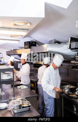 Team von Köchen, die Zubereitung von Speisen in der Küche Stockfoto