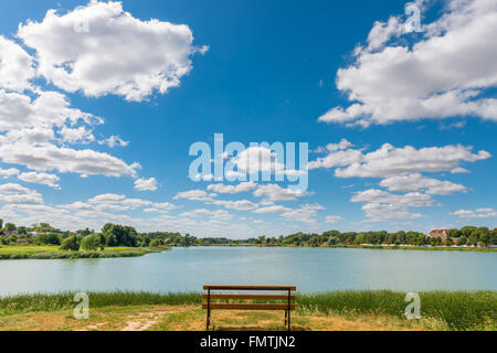 Schöne Wolken über See im sonnigen Sommertag Stockfoto