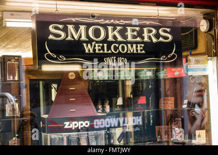 Tabak-Shop mit einem Fenster Schild mit der Aufschrift "Raucher willkommen" Stockfoto