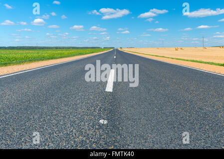Asphalt Landstraße Nahaufnahme und Perspektive Stockfoto