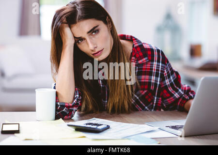 Porträt der frustrierte junge Frau mit laptop Stockfoto