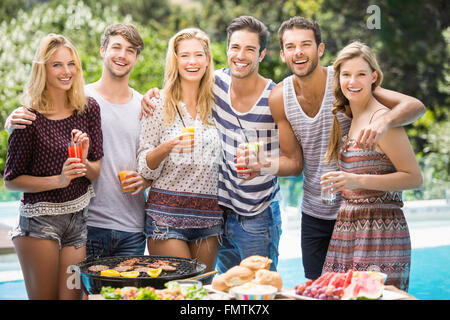 Porträt von Freunden mit Saft am Outdoor-Grill-party Stockfoto