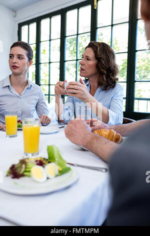 Geschäftsleute, die mit einem Treffen im restaurant Stockfoto