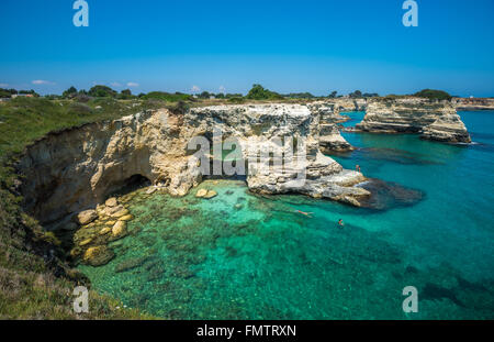 Torre Sant'Andrea, Felsiger Strand in Apulien, Italien Stockfoto