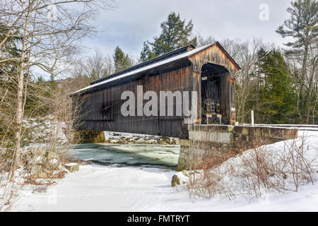 Clarks Handelsposten überdachte Brücke in Lincoln, New Hampshire. Stockfoto