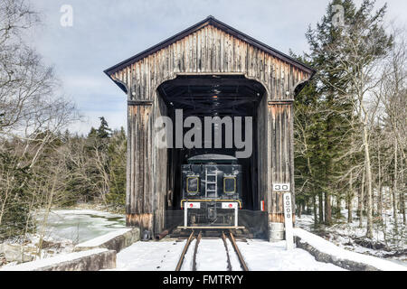 Clarks Handelsposten überdachte Brücke in Lincoln, New Hampshire. Stockfoto