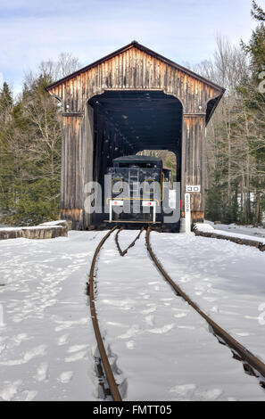 Clarks Handelsposten überdachte Brücke in Lincoln, New Hampshire. Stockfoto