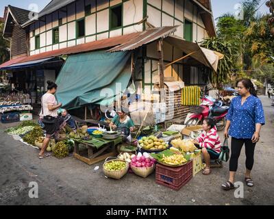 Luang Prabang, Luang Prabang, Laos. 13. März 2016. Ein Haus auf dem Markt in Luang Prabang renoviert. Viele Häuser wie diese sind in Pensionen und Boutique-Hotels verwandelt. Luang Prabang wurde 1995 zum UNESCO-Weltkulturerbe ernannt. Der Umzug gespeichert koloniale Architektur der Stadt, aber die Explosion des Massentourismus hat ein Tribut an die Seele der Stadt. Laut einer aktuellen Studie geht jetzt ein kleines Grundstück, das für $8.000 vor drei Jahren verkauft für $120.000. Viele langjährige Bewohner sind Verkauf ihrer Häuser und Umzug in kleine Entwicklungen rund um die Stadt. Die alten Häuser sind Stockfoto