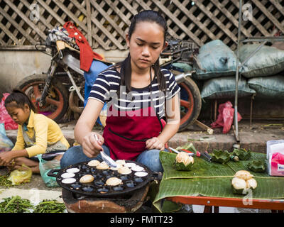 Luang Prabang, Luang Prabang, Laos. 13. März 2016. Eine Frau macht gegrillte Wachteleier, eine asiatische Köstlichkeit auf dem Markt in Luang Prabang. Luang Prabang wurde 1995 zum UNESCO-Weltkulturerbe ernannt. Der Umzug gespeichert koloniale Architektur der Stadt, aber die Explosion des Massentourismus hat ein Tribut an die Seele der Stadt. Laut einer aktuellen Studie geht jetzt ein kleines Grundstück, das für $8.000 vor drei Jahren verkauft für $120.000. Viele langjährige Bewohner sind Verkauf ihrer Häuser und Umzug in kleine Entwicklungen rund um die Stadt. Die alten Häuser sind dann in s, Pensionen und Restaurants umgewandelt. Stockfoto