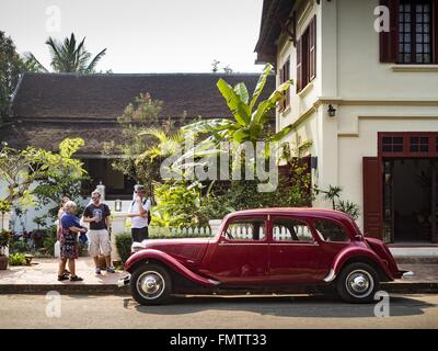 Luang Prabang, Luang Prabang, Laos. 13. März 2016. Touristen suchen in einem 1950 Citroen am 3 Nagas, eines der exklusivsten Hotels in Luang Prabang. Luang Prabang wurde 1995 zum UNESCO-Weltkulturerbe ernannt. Der Umzug gespeichert koloniale Architektur der Stadt, aber die Explosion des Massentourismus hat ein Tribut an die Seele der Stadt. Laut einer aktuellen Studie geht jetzt ein kleines Grundstück, das für $8.000 vor drei Jahren verkauft für $120.000. Viele langjährige Bewohner sind Verkauf ihrer Häuser und Umzug in kleine Entwicklungen rund um die Stadt. Die alten Häuser sind dann in Pensionen, Restauran umgewandelt. Stockfoto