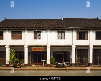 Luang Prabang, Luang Prabang, Laos. 13. März 2016. Ein Kolonialzeit-Haus, das renoviert wurde und verwandelte sich in ein Spa in Luang Prabang. Luang Prabang wurde 1995 zum UNESCO-Weltkulturerbe ernannt. Der Umzug gespeichert koloniale Architektur der Stadt, aber die Explosion des Massentourismus hat ein Tribut an die Seele der Stadt. Laut einer aktuellen Studie geht jetzt ein kleines Grundstück, das für $8.000 vor drei Jahren verkauft für $120.000. Viele langjährige Bewohner sind Verkauf ihrer Häuser und Umzug in kleine Entwicklungen rund um die Stadt. Die alten Häuser werden dann in Pensionen und Restaurants umgewandelt und Stockfoto