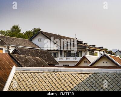 Luang Prabang, Luang Prabang, Laos. 13. März 2016. Die Dachlinie des kolonialen Ära Gebäude, die in Touristenhotels, Spa und Restaurants in Luang Prabang renoviert wurden. Luang Prabang wurde 1995 zum UNESCO-Weltkulturerbe ernannt. Der Umzug gespeichert koloniale Architektur der Stadt, aber die Explosion des Massentourismus hat ein Tribut an die Seele der Stadt. Laut einer aktuellen Studie geht jetzt ein kleines Grundstück, das für $8.000 vor drei Jahren verkauft für $120.000. Viele langjährige Bewohner sind Verkauf ihrer Häuser und Umzug in kleine Entwicklungen rund um die Stadt. Die alten Häuser sind dann conv Stockfoto