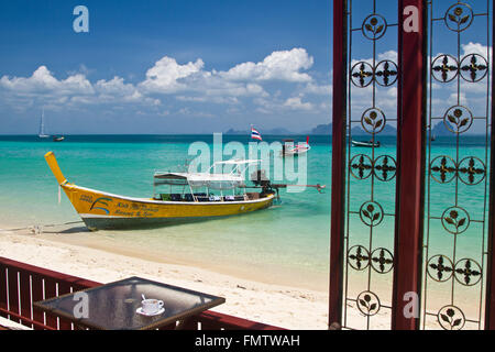 Longtail-Boot wartet auf Kunden in Thailand Stockfoto